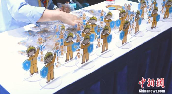 圖為工作人員準(zhǔn)備的網(wǎng)絡(luò)安全小游戲獎品 劉歡攝