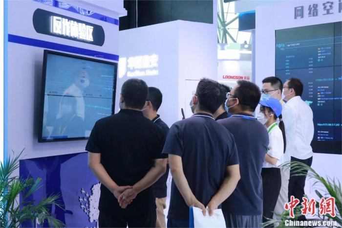 圖為觀眾在反詐體驗(yàn)區(qū)了解網(wǎng)絡(luò)安全知識 劉歡攝