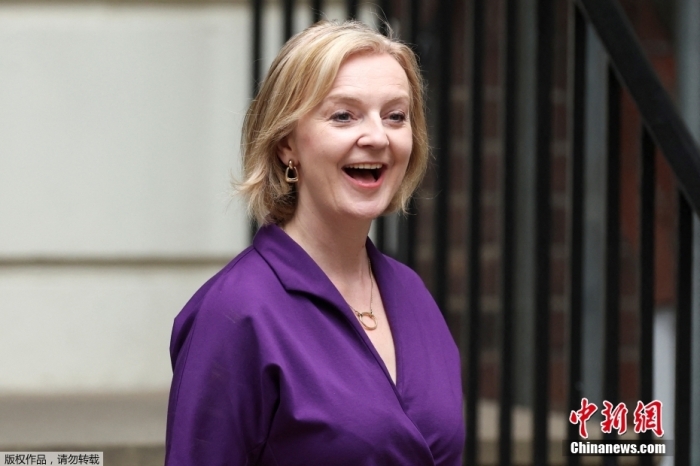 當?shù)貢r間9月5日，英國議會下院保守黨籍議員團體“1922委員會”主席格雷厄姆·布雷迪宣布，伊麗莎白·特拉斯當選英國保守黨黨首，將接任英國首相。圖為當?shù)貢r間9月5日，伊麗莎白·特拉斯現(xiàn)身保守黨總部。