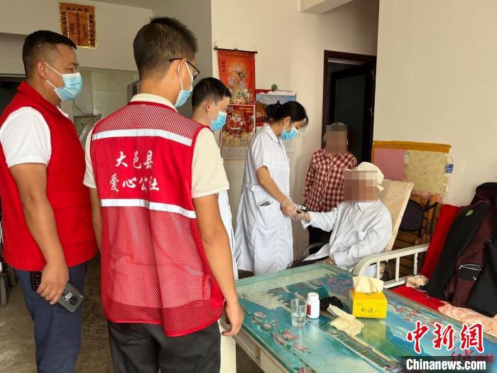 成都開展“敲門行動”?！〕啥际袣埪?lián)供圖