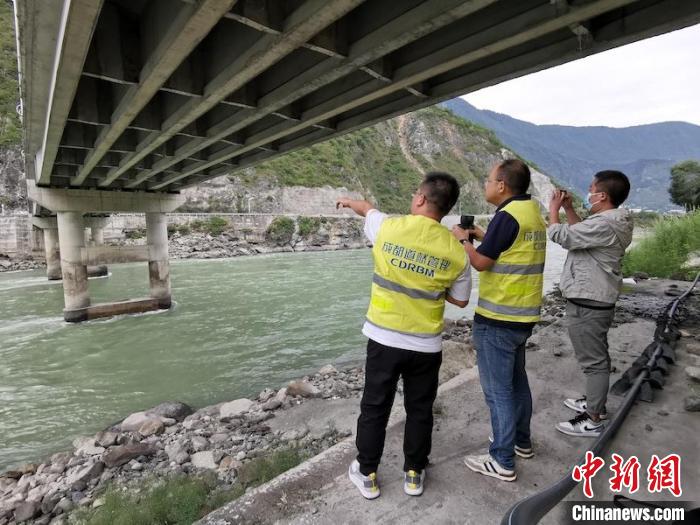 專家組現(xiàn)場對橋梁安全進(jìn)行排查?！≈苁塑?攝 攝