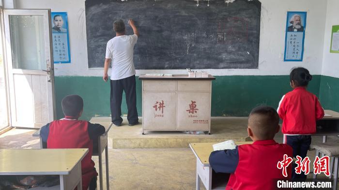 24年來，姚建扎根農(nóng)村，工作兢兢業(yè)業(yè)，將自己的青春和激情全部獻(xiàn)給了家鄉(xiāng)的孩子們?！垐@園 攝