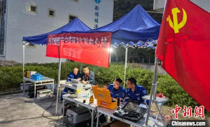 四川生態(tài)環(huán)境系統(tǒng)開展地震應(yīng)急監(jiān)測(cè)?！∷拇ㄊ∩鷳B(tài)環(huán)境廳供圖