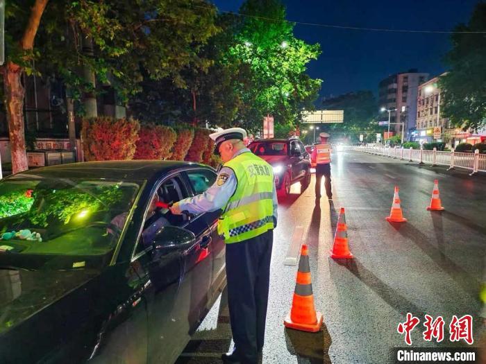 資料圖：交警設(shè)卡查酒駕?！“不帐」矎d交警總隊供圖
