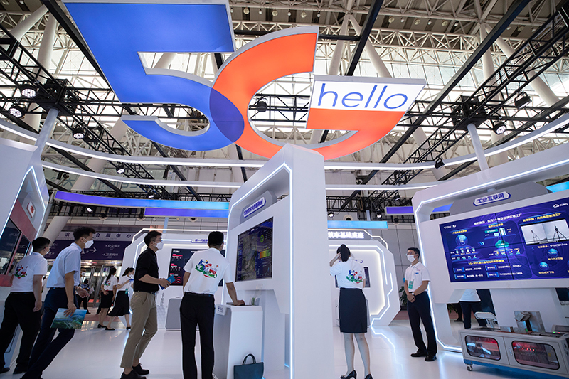 8月9日，在中國電信集團有限公司展區(qū)，工作人員在備展。（圖源：新華社）