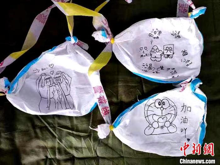 圖為志愿者創(chuàng)作的“最萌戰(zhàn)包”?！∥鲗幨型êＢ方值拦﹫D