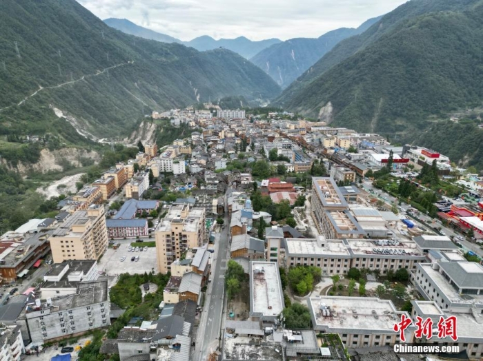 資料圖：9月6日，航拍四川甘孜州瀘定縣磨西鎮(zhèn)。9月5日12時52分，四川甘孜州瀘定縣發(fā)生6.8級地震，震源深度16千米。(無人機照片) <a target='_blank' href='/'>中新社</a>記者 張浪 攝