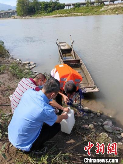 工作人員開展環(huán)境風(fēng)險(xiǎn)隱患排查。　四川省生態(tài)環(huán)境廳 攝