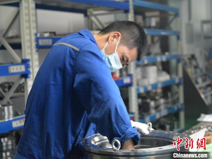 中密控股員工在一線生產(chǎn)?！≈忻芸毓?供圖