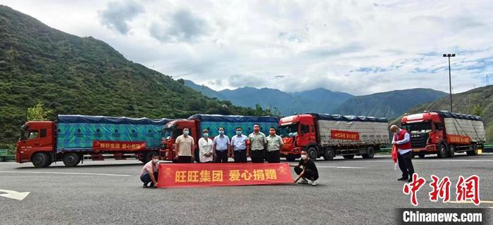 9月7日，四川臺(tái)企旺旺成都總廠與瀘定縣委縣政府辦理完了6865箱旺仔牛奶、咖啡等物資交接手續(xù)。當(dāng)日，由四川臺(tái)資企業(yè)康師傅集團(tuán)和旺旺集團(tuán)成都總廠捐贈(zèng)的價(jià)值超100萬(wàn)元人民幣的救災(zāi)物資送至瀘定縣。 <a target='_blank' href='/'>中新社</a>發(fā) 四川省臺(tái)辦 供圖