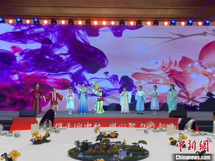 圖為港澳臺僑人士子女表演漢服秀?！五?攝