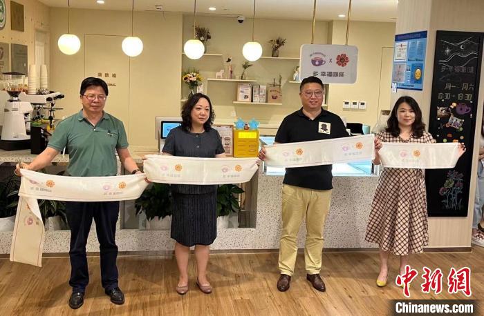 慈善需要商業(yè)化、市場化，光靠社會“愛心”難以解決自閉癥患者自我造血的根本問題?！§o安區(qū)新聞辦供圖