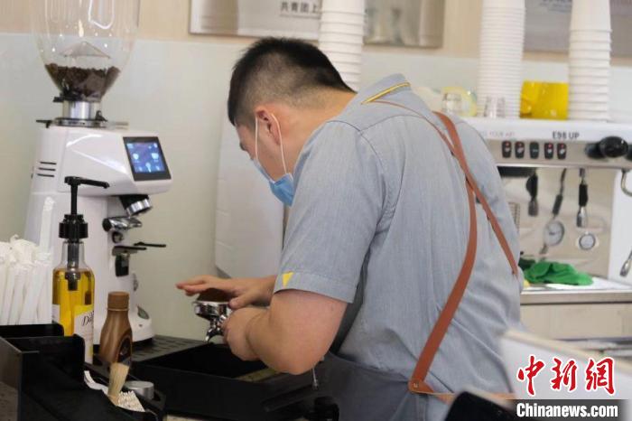 咖啡館員工認真工作?！§o安區(qū)新聞辦供圖