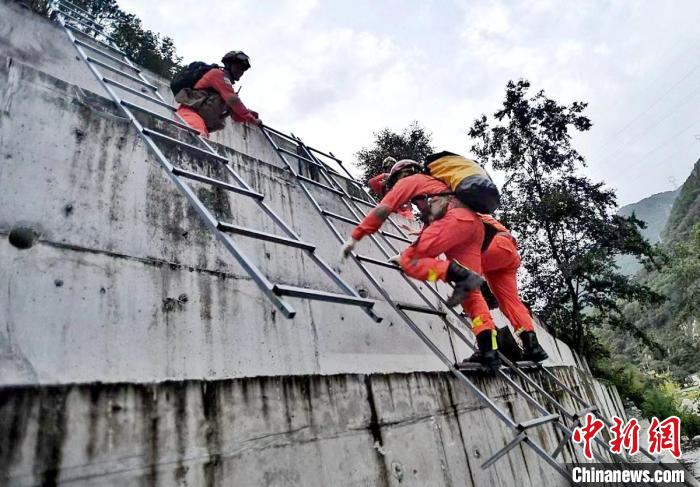 四川消防救援人員開展救援?！∷拇ㄏ?供圖