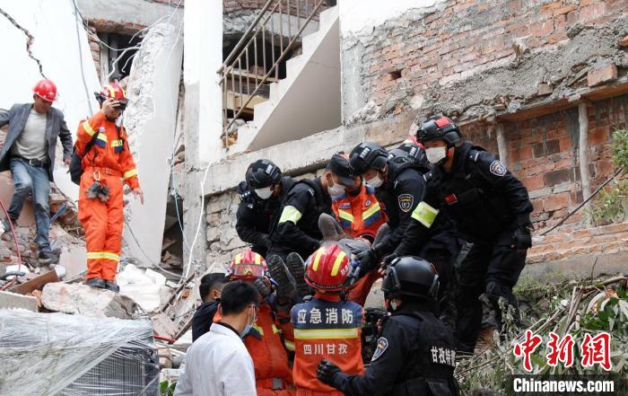 四川消防救援人員開展救援?！∷拇ㄏ?供圖