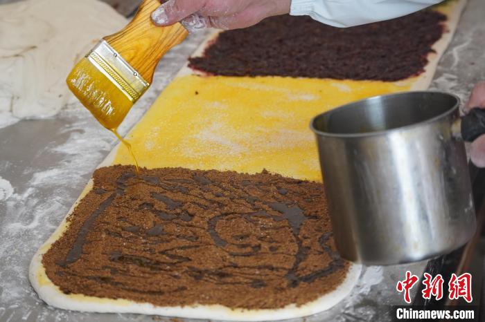 圖為老板正在制作“千層”老月餅?！钅?攝