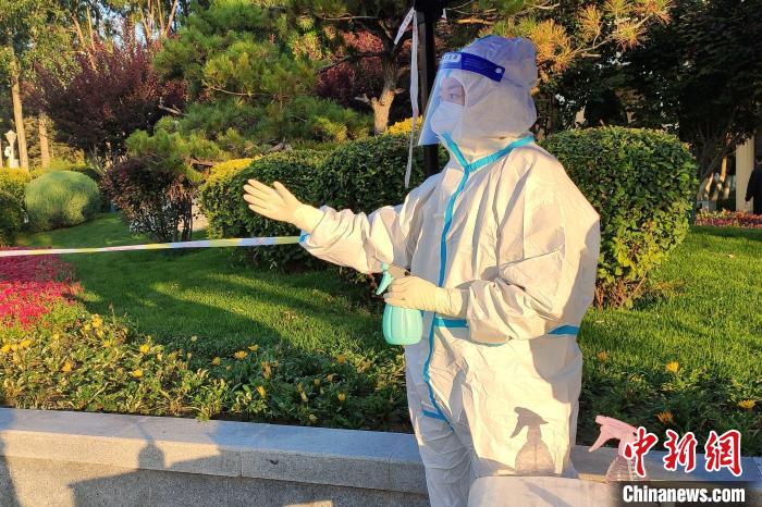 青海西寧母女并肩抗疫：“長(zhǎng)大后，我就成了你”