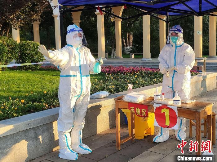 圖為女兒張會(huì)麗在核酸檢測(cè)點(diǎn)消殺。　虎臺(tái)街道辦供圖