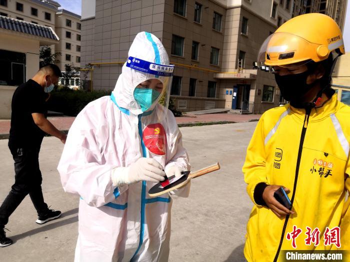 圖為母親袁素明在核酸檢測(cè)點(diǎn)登記?！』⑴_(tái)街道辦供圖