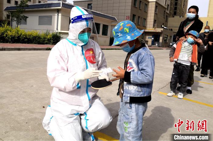 圖為母親袁素明在核酸檢測(cè)點(diǎn)登記?！』⑴_(tái)街道辦供圖