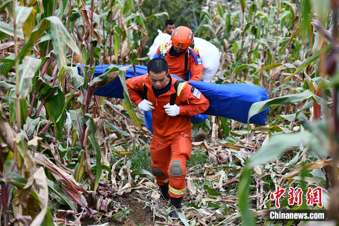 消防隊員背著帳篷上山。張浪 攝