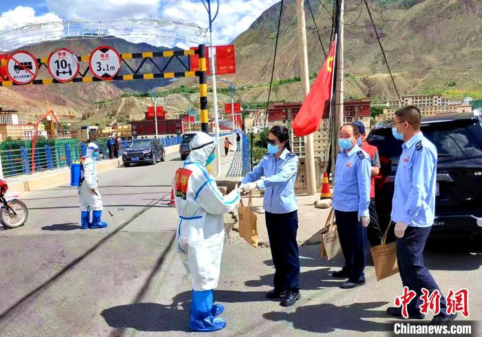 抗疫中的藏東稅務人：用點滴微光描繪最美“稅務藍”