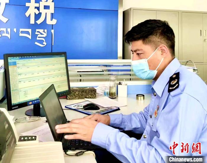 圖為疫情下昌都稅務部門推出多項線上服務，工作人員堅守崗位。　昌都市稅務局供圖