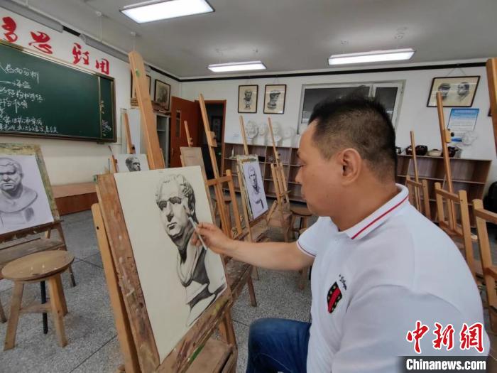 王化文給學(xué)生改畫(huà) 石洪宇 攝