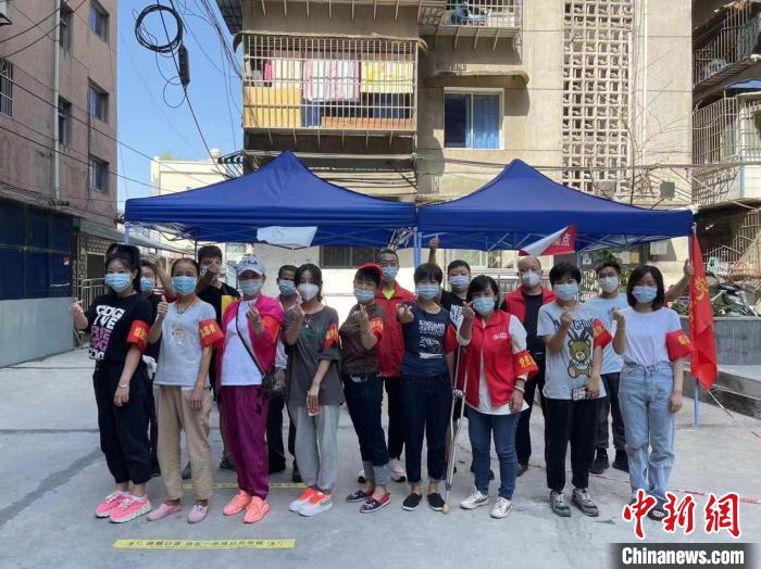 獨居老人柳從梅(第一排左二)參加抗疫志愿工作，與志愿者合影。　伍春華供圖。
