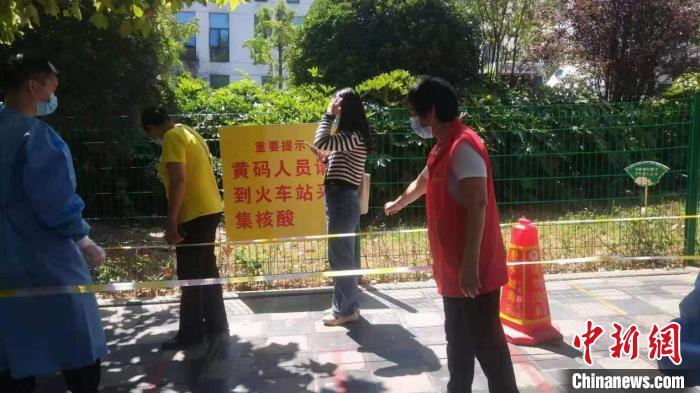 開陽的何克仙在社區(qū)幫助維護秩序?！∥榇喝A供圖