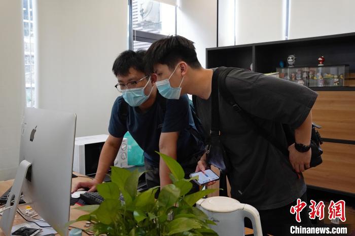 據(jù)警方表示，運(yùn)營(yíng)至今，該游戲通過(guò)玩家們充值購(gòu)買游戲道具，已非法營(yíng)收獲利超2300余萬(wàn)元。　上海警方供圖