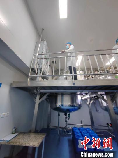 圖為山西立業(yè)制藥生產(chǎn)車(chē)間的精制間?！「哂昵?攝