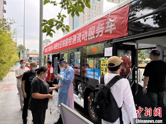 成都街頭現(xiàn)“核酸檢測流動(dòng)服務(wù)公交車”