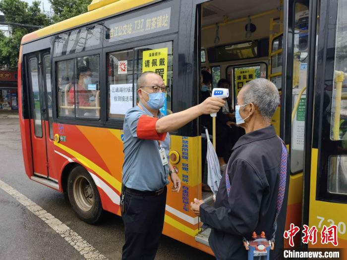 成都街頭現(xiàn)“核酸檢測流動(dòng)服務(wù)公交車”?！〕啥际泄患瘓F(tuán)供圖