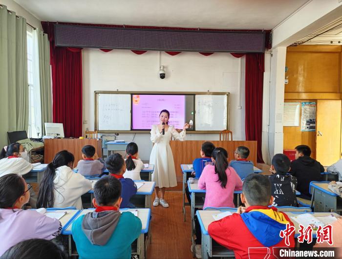 圖為鐘皓老師上課?！∈茉L者 供圖