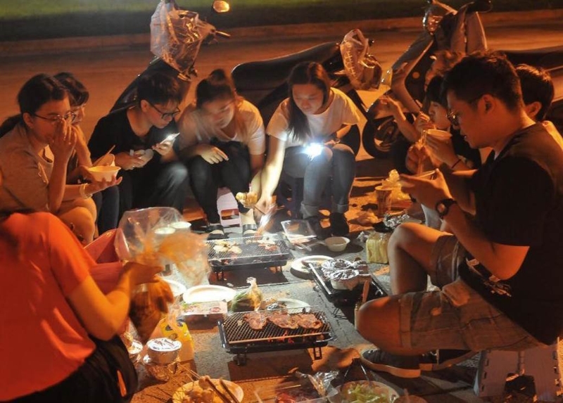 　　資料圖：臺北市青年在中秋節(jié)烤肉。圖片來源：臺灣“中時新聞網(wǎng)”