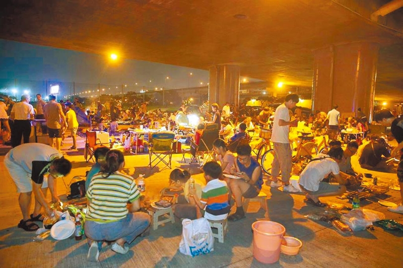 　　資料圖：臺灣民眾在中秋節(jié)烤肉。圖片來源：臺灣中時新聞網(wǎng)