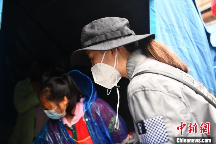 9日上午，李柔在安置點(diǎn)做志愿服務(wù)。　張浪 攝