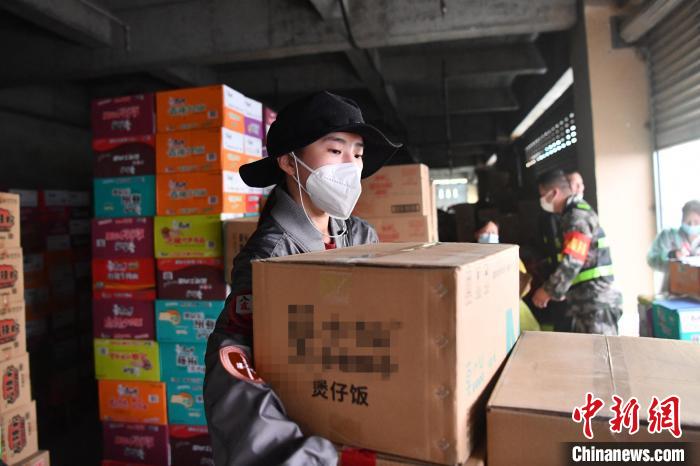 9日上午，李柔在安置點(diǎn)做志愿服務(wù)?！埨?攝