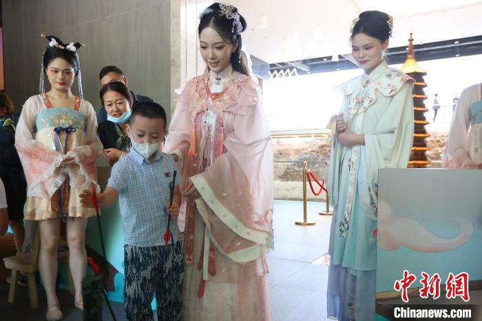 小朋友體驗(yàn)投壺?！°蟛?攝