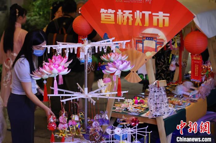 市民在燈市上欣賞各式秦淮花燈?！°蟛?攝