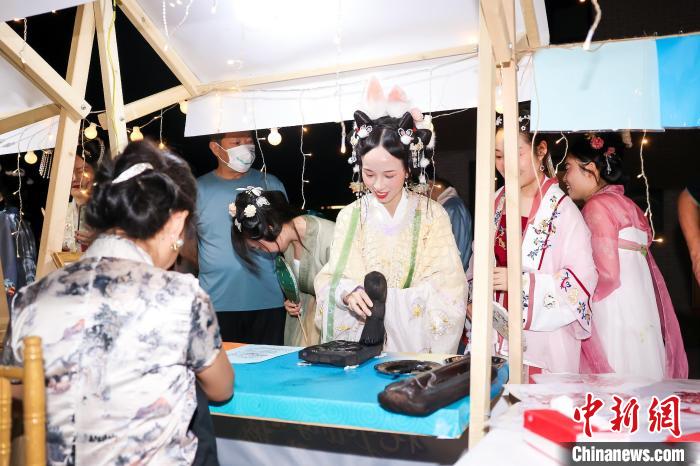 民眾進(jìn)行現(xiàn)場體驗(yàn) 殷興華 攝