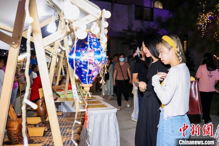 活動(dòng)現(xiàn)場吸引民眾駐足 殷興華 攝