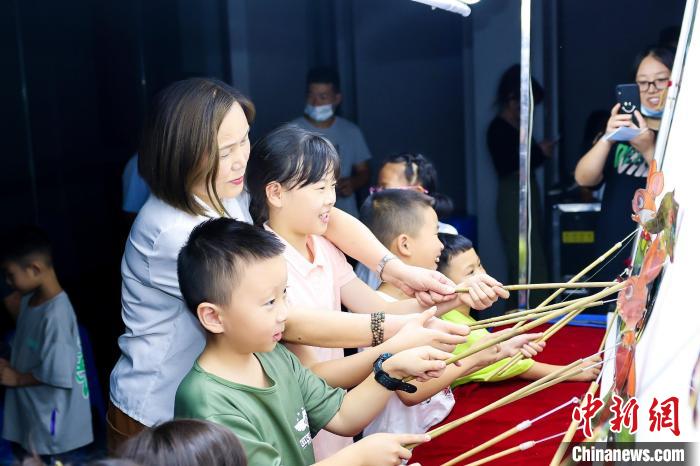 現(xiàn)場,小朋友們體驗(yàn)皮影戲 殷興華 攝