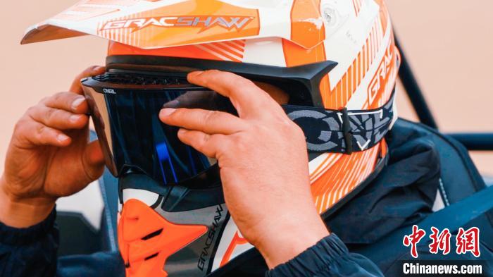 圖為選手整裝待發(fā)?！「旰朴?攝