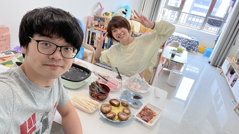 9月10日，臺青方承暄與男友在北京的新家烤肉過中秋。受訪者供圖。