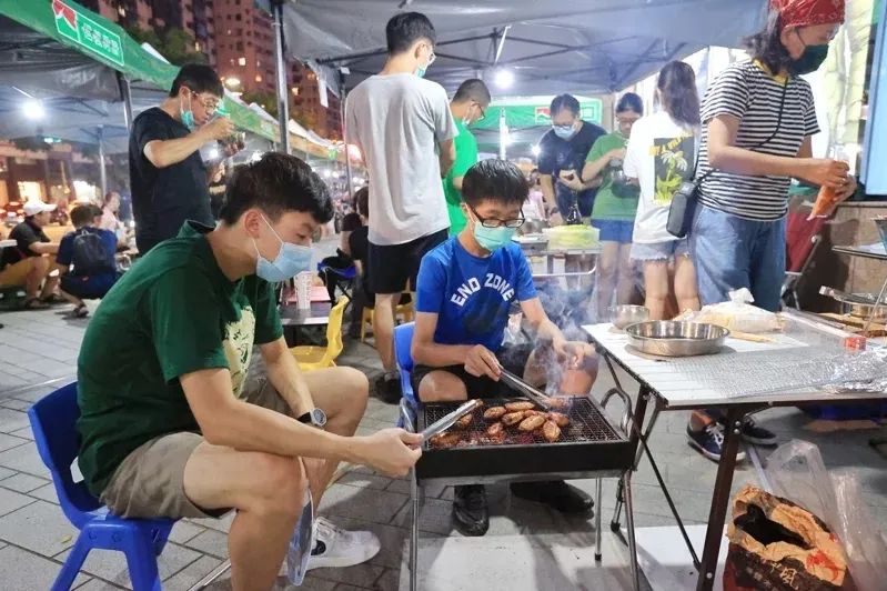 9月10日中秋節(jié)，臺灣臺北市民在大葉高島屋廣場烤肉。圖片來源：臺灣聯(lián)合新聞網(wǎng)