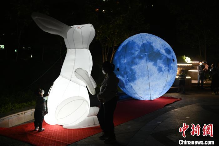 圖為市民在“玉兔和月球”前玩耍?！∮诤Ｑ蟆z
