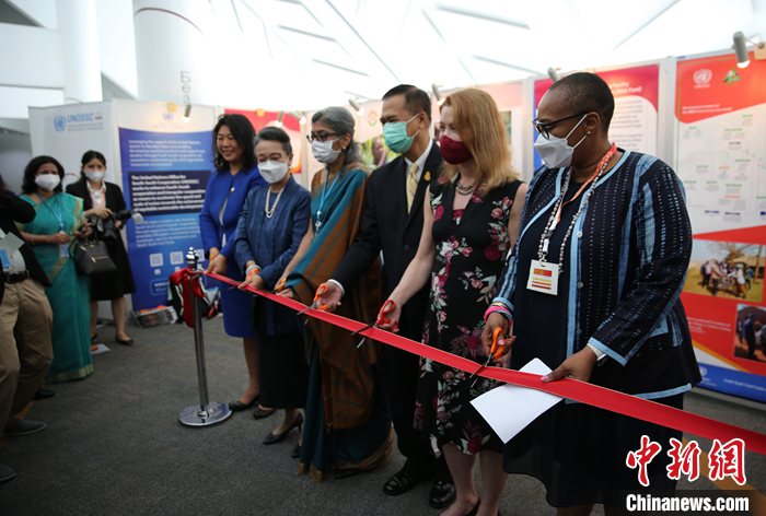 當(dāng)?shù)貢r(shí)間9月12日，嘉賓為博覽會(huì)剪彩。當(dāng)天，第11屆全球南南發(fā)展博覽會(huì)在泰國曼谷聯(lián)合國亞洲及太平洋經(jīng)濟(jì)社會(huì)委員會(huì)（亞太經(jīng)社會(huì)）總部開幕。當(dāng)天同時(shí)舉辦2022年聯(lián)合國南南合作日慶祝活動(dòng)。 <a target='_blank' href='/'>中新社</a>記者 王國安 攝