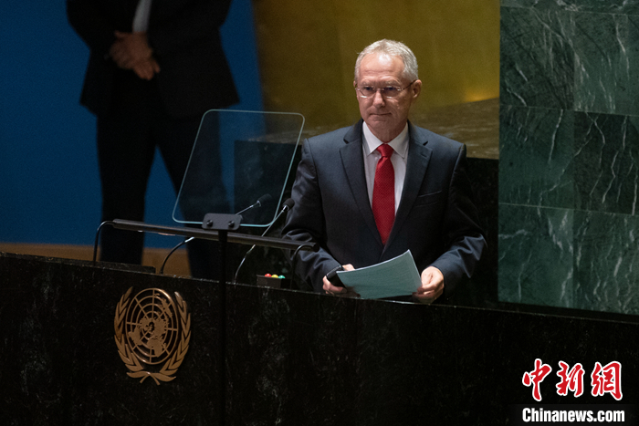 圖為第77屆聯(lián)合國大會主席克勒希走上發(fā)言臺。 <a target='_blank' href='/'>中新社</a>記者 廖攀 攝